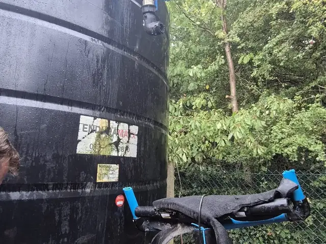 Booster pump and storage-tank installation