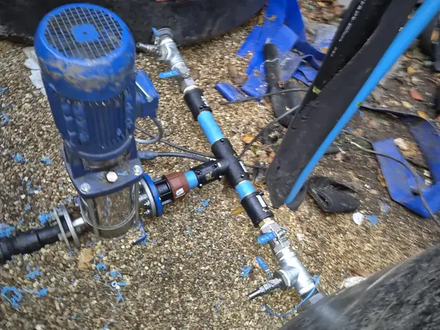 Booster pump and storage-tank installation
