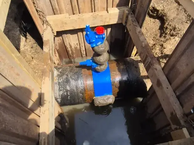 Isolation valve fitted to an existing main in a timber-shored pit