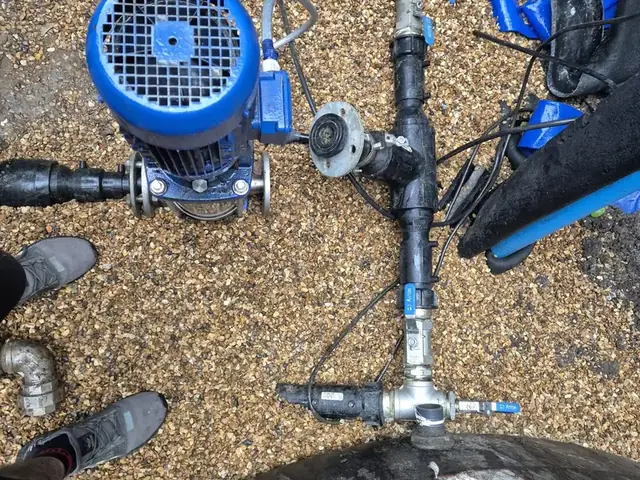Booster pump and storage-tank installation