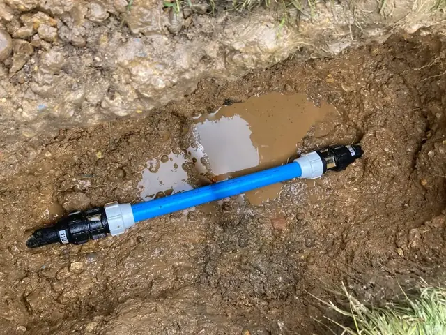 Repair coupling fitted to a water supply pipe in a wet excavation