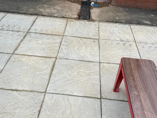 Power-cable duct reinstated at the wall for a new Burger King sign
