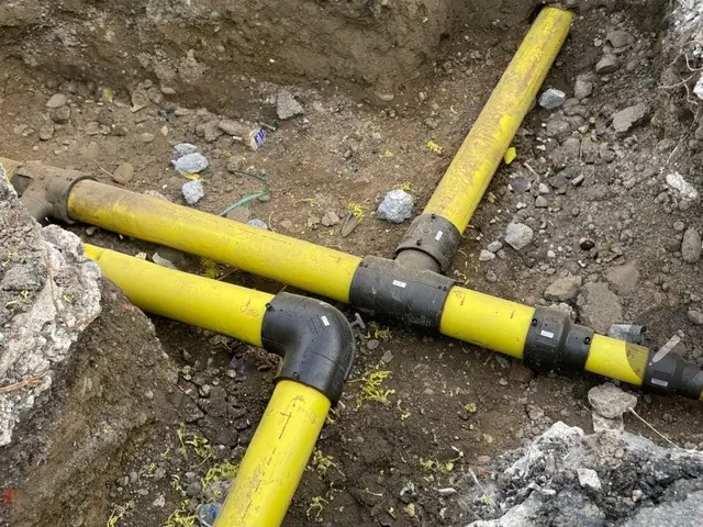 Electrofusion-jointed gas main with tee and elbow fittings, Kent