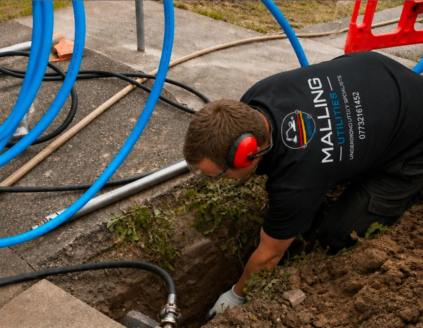 A Malling Utilities engineer laying new blue MDPE in the open trench on the Tonbridge lead replacement A Malling Utilities engineer laying new blue MDPE in the open trench on the Tonbridge lead replacement
